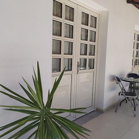 Retzos Rooms Himare Exterior photo