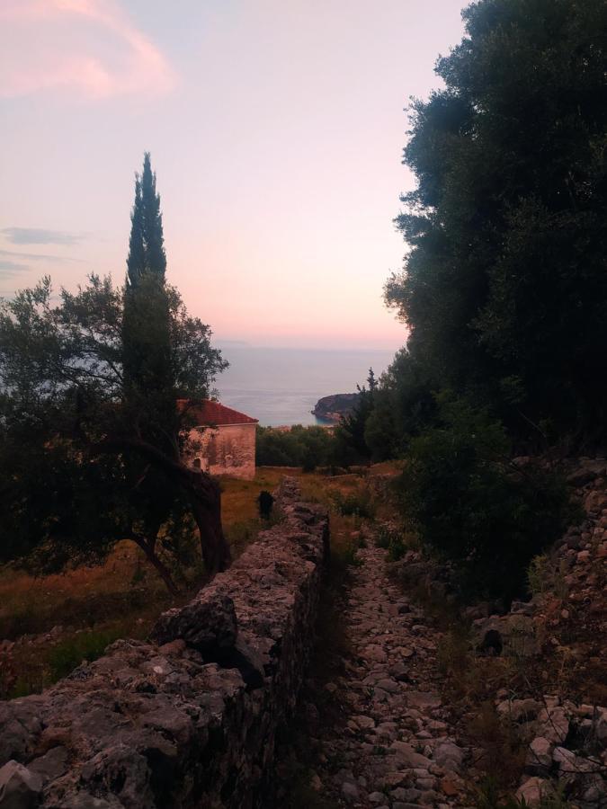 Retzos Rooms Himare Exterior photo