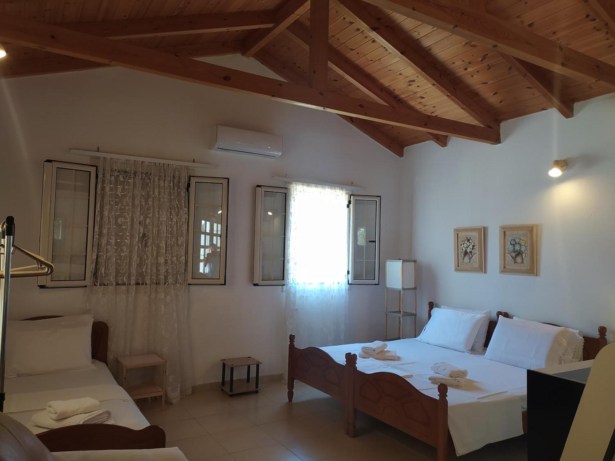 Retzos Rooms Himare Exterior photo