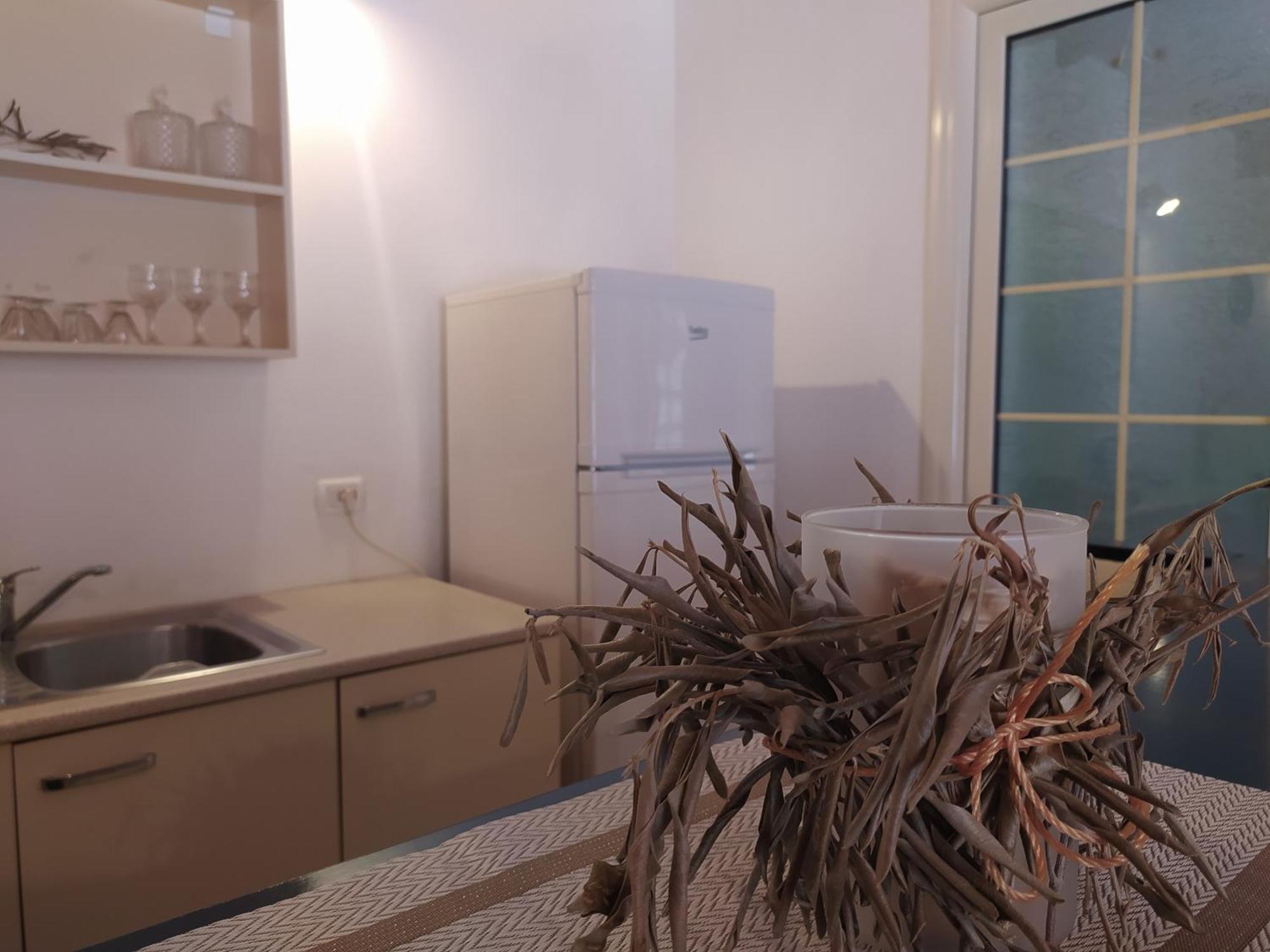 Retzos Rooms Himare Exterior photo