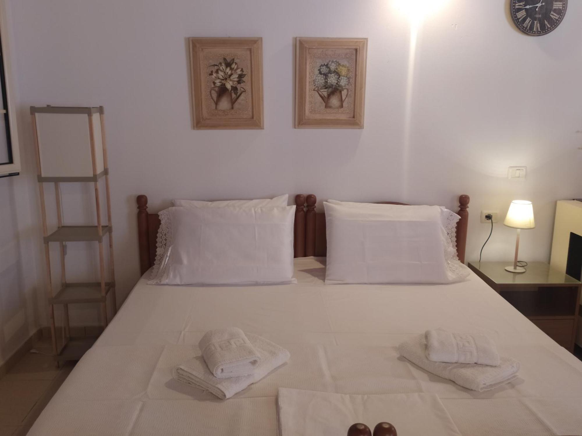 Retzos Rooms Himare Exterior photo
