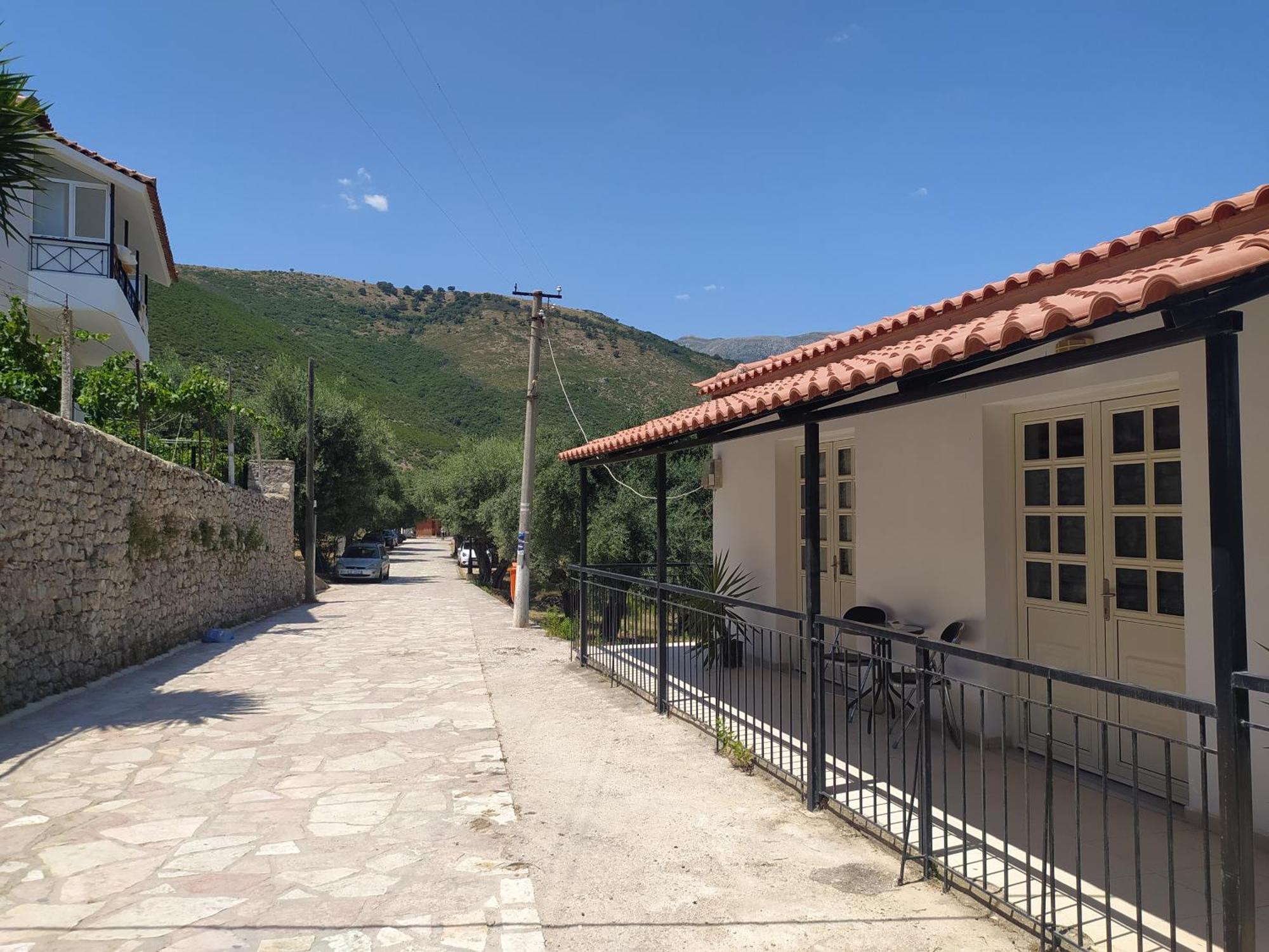 Retzos Rooms Himare Exterior photo